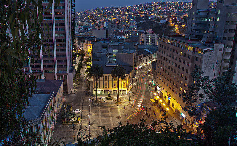 800px-Valparaiso_en_la_noche (1)